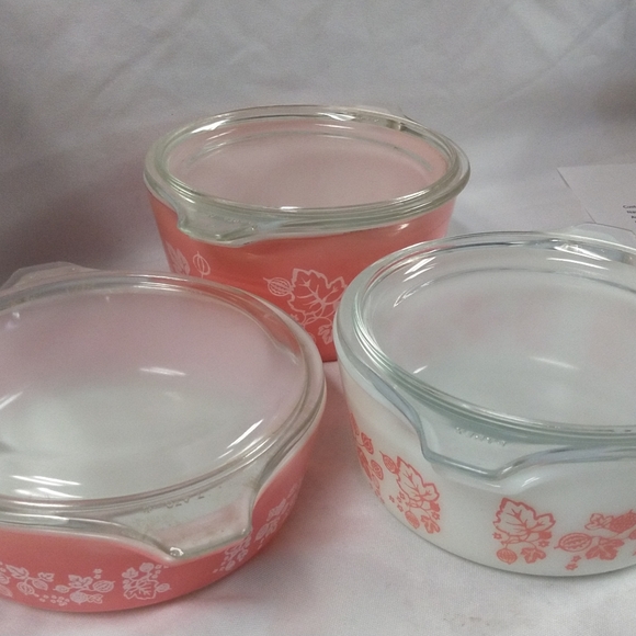 Mid-century Pyrex Pink Gooseberry Casserole Bowls - Picture 8 of 9